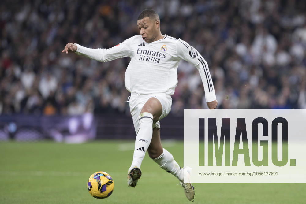 LA LIGA EA Sports - Real Madrid vs Sevilla MADRID, SPAIN - December 22: Kylian Mbappe of Real Madrid in action during the La Liga 2024 25 match between Real Madrid and Sevilla at Santiago Bernabeu Stadium. (Photo by Guillermo Martinez) Madrid Santiago BernabÃ u Stadium Spain