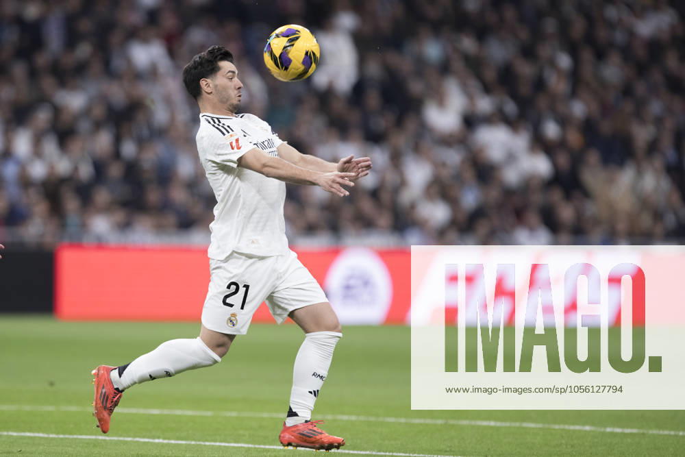 LA LIGA EA Sports - Real Madrid vs Sevilla MADRID, SPAIN - December 22: Brahim Diaz of Real Madrid controls the ball during the La Liga 2024 25 match between Real Madrid and Sevilla at Santiago Bernabeu Stadium. (Photo by Guillermo Martinez) Madrid Santiago BernabÃ u Stadium Spain