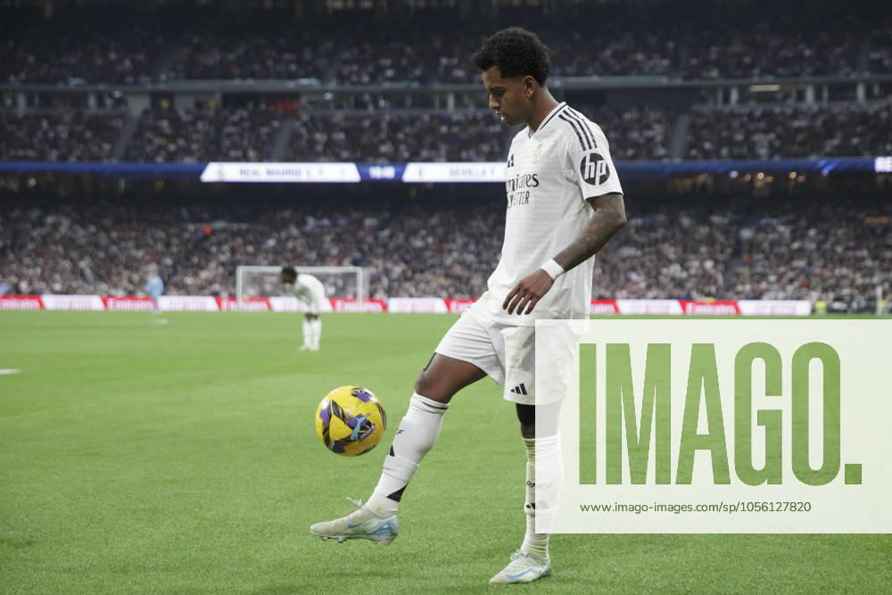 LA LIGA EA Sports - Real Madrid vs Sevilla MADRID, SPAIN - December 22:Rodrygo Goes of Real Madrid controls the ball during the La Liga 2024 25 match between Real Madrid and Sevilla at Santiago Bernabeu Stadium. (Photo by Guillermo Martinez) Madrid Santiago BernabÃ u Stadium Spain