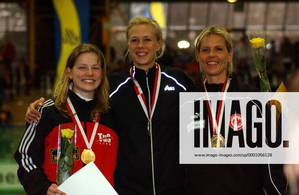 Siegerehrung Weitsprung, v.li.: Siegerin Sophie Krauel (TuS Jena), Bianca Kappler (LC asics Rehlingen) und Susen Tiedtke (LG Eintracht Frankfurt, alle Deutschland) Leichtathletik Damen Deutsche Hallenmeisterschaft 2004, DM, Meisterschaft, Landesmeisterschaft, Halle, Indoor, Weitsprung Gruppe Dortmund Freude,