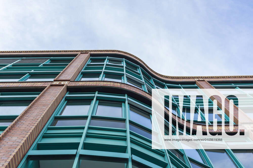 IMAGO Creative: Architektur in Berlin Germany, Berlin, refurbished old industrial building with curved facade ZM000395
