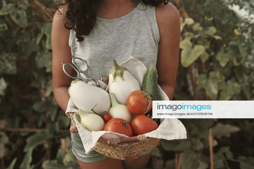 IMAGO Creative: 2022 Aussichten portrait of a girl with a basket of vegetables collected from her garden Jaén, AL, Spain CR_NNSU201014C-522893-01 ,model released, Symbolfoto