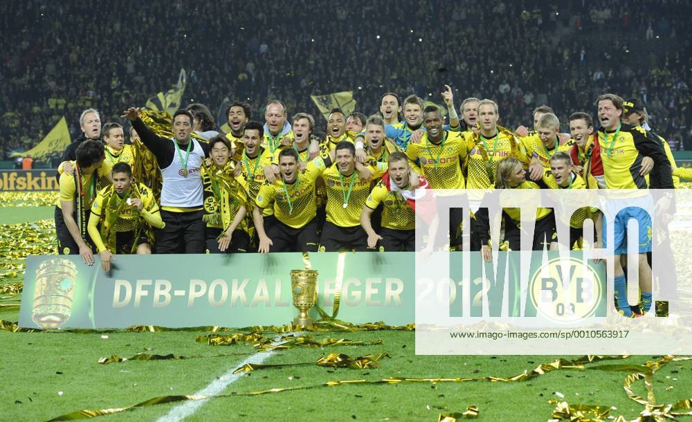 Gruppenfoto Pokalsieger Dortmund, Fussball DFB Pokal Finale der Männer 2012, Borussia Dortmund (DO) - FC Bayern München (M) 5:2 am 12.05.2012 in Berlin, saison1112