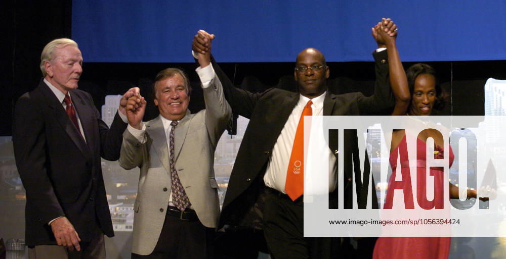 Track and Field: Olympic Golden Moments Salute Dinner Bob Mathias, Billy Mills, Bob Beamon and Jackie Joyner-Kersee join hands during Olympic Golden Moments salute dinner, Wednesday, July 14, 2004, in Sacramento, Calif. Sacramento California United States
