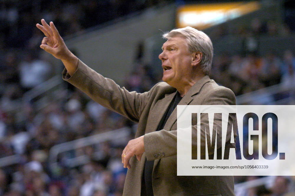 NBA, Basketball Herren, USA Dallas Mavericks at LA Clippers Dallas Mavericks coach Don Nelson during 101-88 victory over the Los Angeles Clippers at the Staples Center in an NBA basketball game on Sunday, March 14, 2004 in Los Angeles. Los Angeles California United States