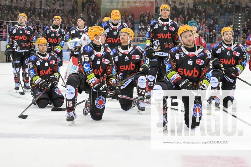 The Penguins celebrate with the fans , Fischtown Pinguins Koelner Haie, Ice Hockey, German Ice Hockey League, DEL, 26 12 2024 Bremerhaven Bremen Germany
