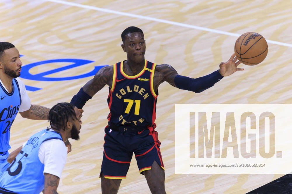 Dennis Schroder 71 of the Golden State Warriors passes the ball during their regular season NBA, Basketball Herren, USA game against the Los Angeles Clippers on Friday December 27, 2024 at Intuit Dome in Inglewood, California. Clippers defeat Warriors, 102-92. ARIANA RUIZ PI Inglewood U.S - ZUMAp124 20241227_zaa_p124_009