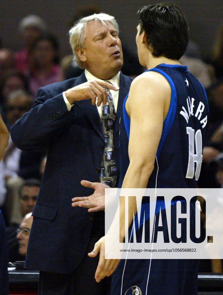 -- NO MAGS, NO SALES -- KRT SPORTS STORY SLUGGED: MAVERICKS-SPURS KRT PHOTOGRAPH BY RON JENKINS FORT WORTH STAR-TELEGRAM (DALLAS OUT) (May 19) SAN ANTONIO, TX -- Mavs coach Don Nelson gives instructions to Eduardo Najera during the first quarter of his team s game against the San Antonio Spurs in San Antonio, Texas, on Monday, May 19, 2003. (mvw) 2003 SAN ANTONIO TX USA