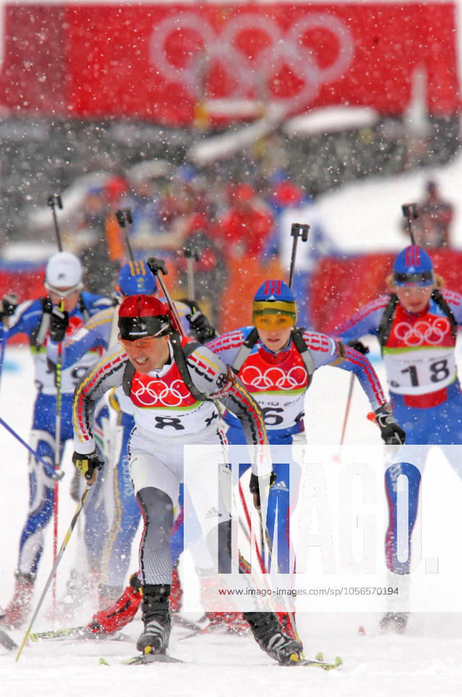 Uschi Disl of Germany skis her way to the bronze medal in the women s 12.5 KM mass start biathlon competition at Cesana San Sicario, Italy Saturday February 25, 2006. (Ron Jenkins Fort Worth Star-Telegram KRT) CESANA SAN SICARIO ITA