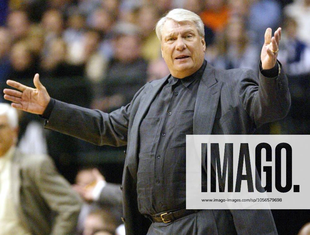 -- NO MAGS, NO SALES -- KRT SPORTS STORY SLUGGED: LAKERS-MAVERICKS KRT PHOTOGRAPH BY VERNON BRYANT DALLAS MORNING NEWS (December 4) DALLAS, TX -- Mavericks head coach Don Nelson questions a call in the first quarter of his team s game against the Lakers on Thursday, December 4, 2003, at American Airlines Center in Dallas, Texas. (mvw) 2003 DALLAS TX USA