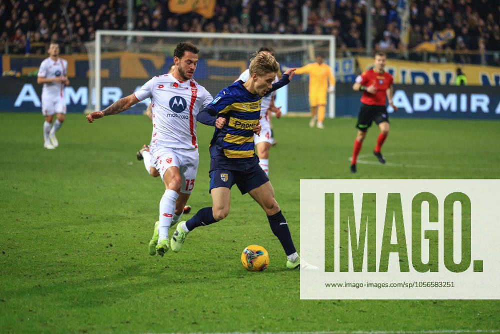 Pontus Almqvist (Parma Calcio) fights for the ball against Pedro Pereira (AC Monza) during Parma Calcio vs AC Monza, Italian soccer Serie A match in Parma, Italy, December 28 2024