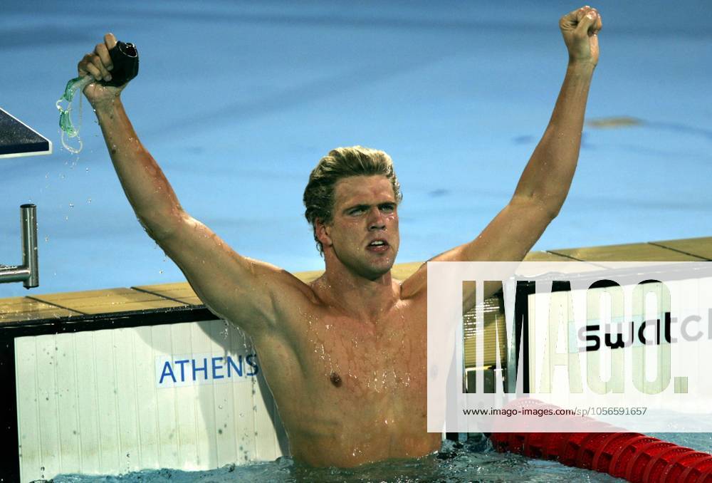 KRT SPORTS STORY SLUGGED: OLY-SWIMMING KRT PHOTO BY DAVID EULITT KANSAS CITY STAR (August 20) ATHENS GREECE -- Gary Hall Jr. of the United States celebrates winning gold in the 50-meter freestyle at the 2004 Olympic Games, Olympische Spiele, Olympia, OS on Friday, August 20, 2004. (gsb) 2004 ATHENS GRC