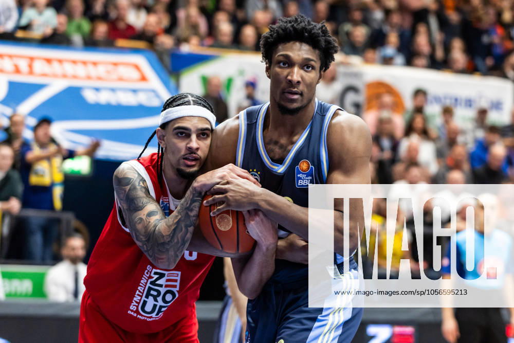 EasyCredit Basketball Bundesliga, BBL, Season 2024 2025, Men 28 12 2024, Syntainics MBC Alba Berlin, Michael Devoe Syntainics MBC, No 0 , David McCormack Alba Berlin, No33 fighting for the ball Copyright Alexander Trienitz
