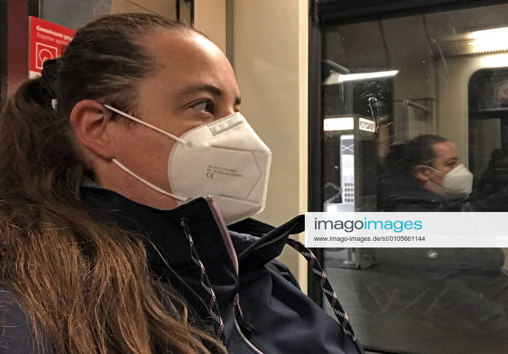 Berlin, GER - Frau in einer S-Bahn traegt in Zeiten der Coronapandemie einen Mund-Nasen-Schutz. (MR=yes, 40-50 Jahre, Abteil, Alltag, Atemmaske, Bahn, Berlin, Coronaepidemie, Coronainfektion, Coronakrise, Coronapandemie, Coronavirus, Coronavirus SARS-CoV-2, Covid 19, Covid-19, deutsch, Deutschland, Europa, europaeisch, Fenster, FFP2, FFP2-Maske, Frau, geschuetzt, Gesellschaft, Herbst, innen, Innenaufnahme, Jahreszeit, Kaukasierin, kaukasisch, Maske, Maskengebot, Maskenpflicht, Mensch, Mund-Nase-Schutz, Mund-Nasen-Schutz, Mundschutz, Mundschutzgebot, Mundschutzpflicht, Nahverkehr, oeffentlicher Personennahverkehr, OEPNV, Person, Personennahverkehr, QF, Querformat, Reflexion, S-Bahn, Schutz, Schutzmaske, spiegeln, Spiegelung, verp