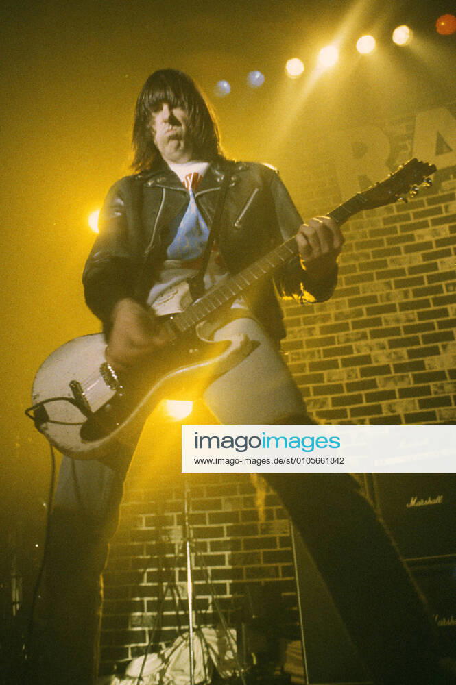 Johnny Ramone of the Ramones live at the SuperBang 93 in the Eilenriedenhalle Hannover, 12 12 1993 Foto:xR.xKeuntjex xFuturexImage