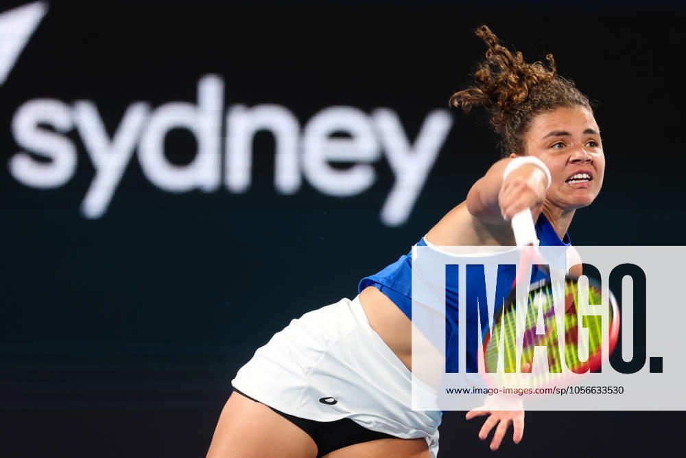 KW52 TENNIS UNITED CUP SYDNEY, Jasmine Paolini of Team Italy serves in her Group D singles match against Belinda Bencic of Team Switzerland during Day 3 of United Cup at Ken Rosewall Arena in Sydney, Sunday, December 29, 2024. ( NO ARCHIVING, , NO USE IN BOOKS WITHOUT CONSENT SYDNEY NEW SOUTH WALES AUSTRALIA