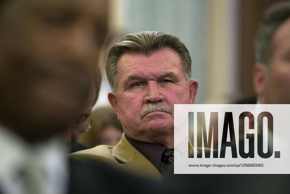 NFL, American Football Herren, USA RETIREES Mike Ditka sits in the audience and listens to Daryl Johnston, FOX sports broadcaster and former Dallas Cowboys player, testify before the Senate Commerce Committee on NFL retirement system, Tuesday, September 18, 2007 in Washington, D.C. (Chuck Kennedy MCT) WASHINGTON DC USA