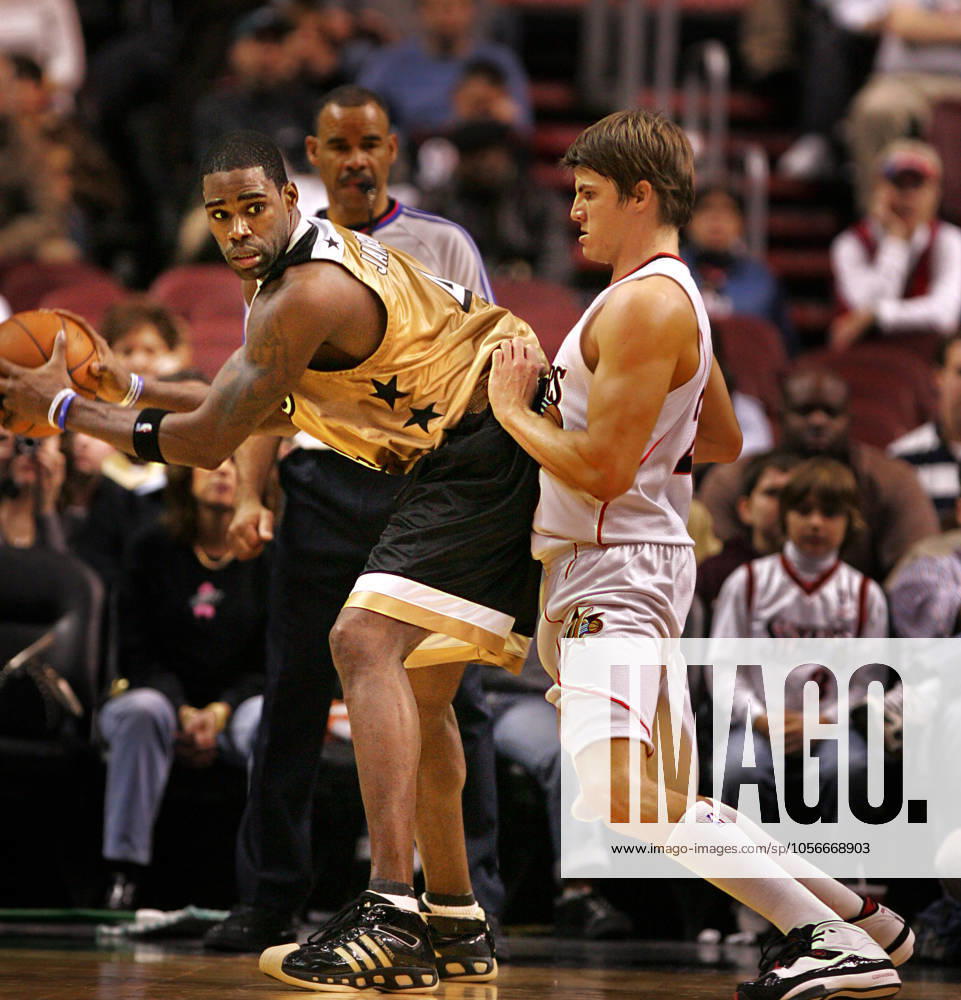 The Philadelphia 76ers Kyle Korver (right) applies defensive pressure on the Washington Wizards Antawn Jamison during fourth quarter action. The Sixers defeated the Wizards, 85-84, at the Wachovia Center in Philadelphia, Pennsylvania, Friday, November 30, 2007. (David M. Warren Philadelphia Inquirer MCT) PHILADELPHIA PA USA