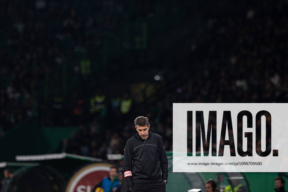 Head Coach Bruno Lage of SL Benfica seen during the Liga Portugal Betclic match between Sporting CP and SL Benfica at Estadio Jose Alvalade. Lisbon Portugal - ZUMAs197 20241229_aaa_s197_207