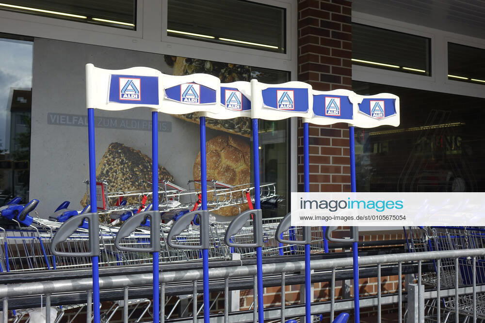 Shopping trolleys by ALDI Shopping trolleys by ALDI, 03 08 2020, Greifswald, Mecklenburg Vorpommern, Germany, Flags with ALDI logos on childrens shopping trolleys