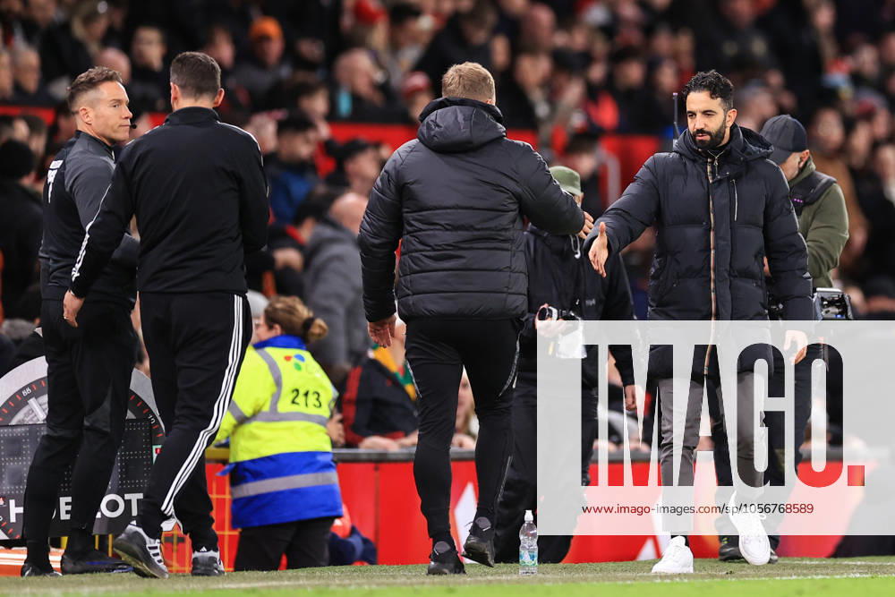 Fußball Premier League Manchester United gegen Newcastle United 30. Dezember 2024 Premier League Manchester United gegen Newcastle United Manchester United Manager Ruben Amorim und Newcastle United Manager Eddie Howe Foto Simon Stacpoole Abseits Manchester UK