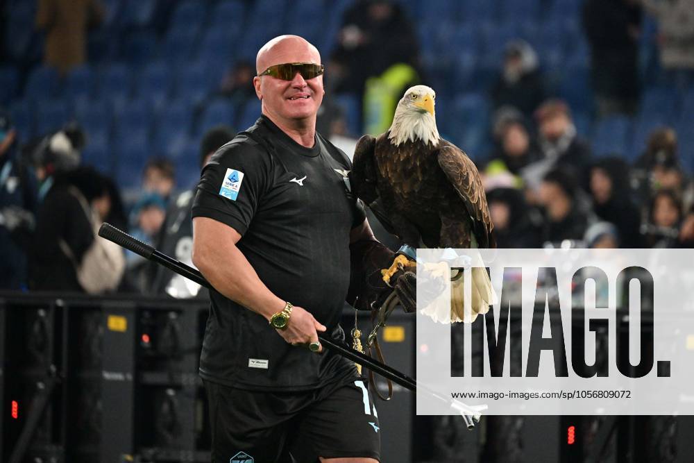 Foto IPP Felice De Martino Roma 28 12 2024 Calcio Campionato serie A 2024-2025 Lazio - Atalanta Nella foto: l aquila Olimpia con il suo istruttore, il falconiere Juan Bernabe Italy Photo Press World Copyright Roma italy Italia ITALY