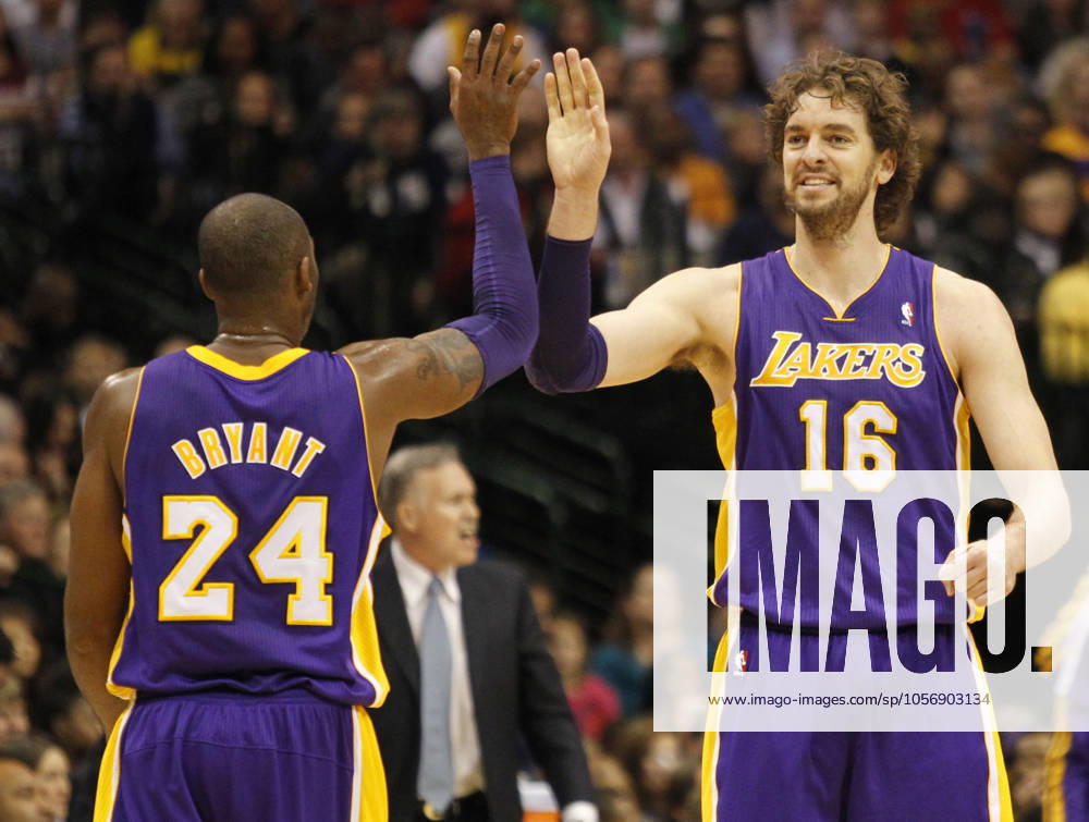 LAKERS MAVERICKS Los Angeles Lakers shooting guard Kobe Bryant (24) and power forward Pau Gasol (16) celebrate in the first half of an NBA, Basketball Herren, USA game against the Dallas Mavericks at the American Airlines Center on Saturday November 24, 2012, in Dallas, Texas. (Ron Jenkins Fort Worth Star-Telegram MCT) DALLAS TX USA