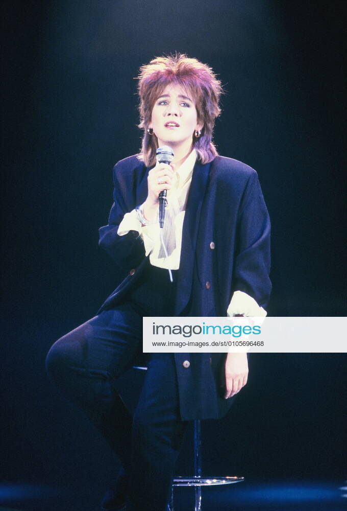 The singer Juliane Werding at a performance on 14 12 1987