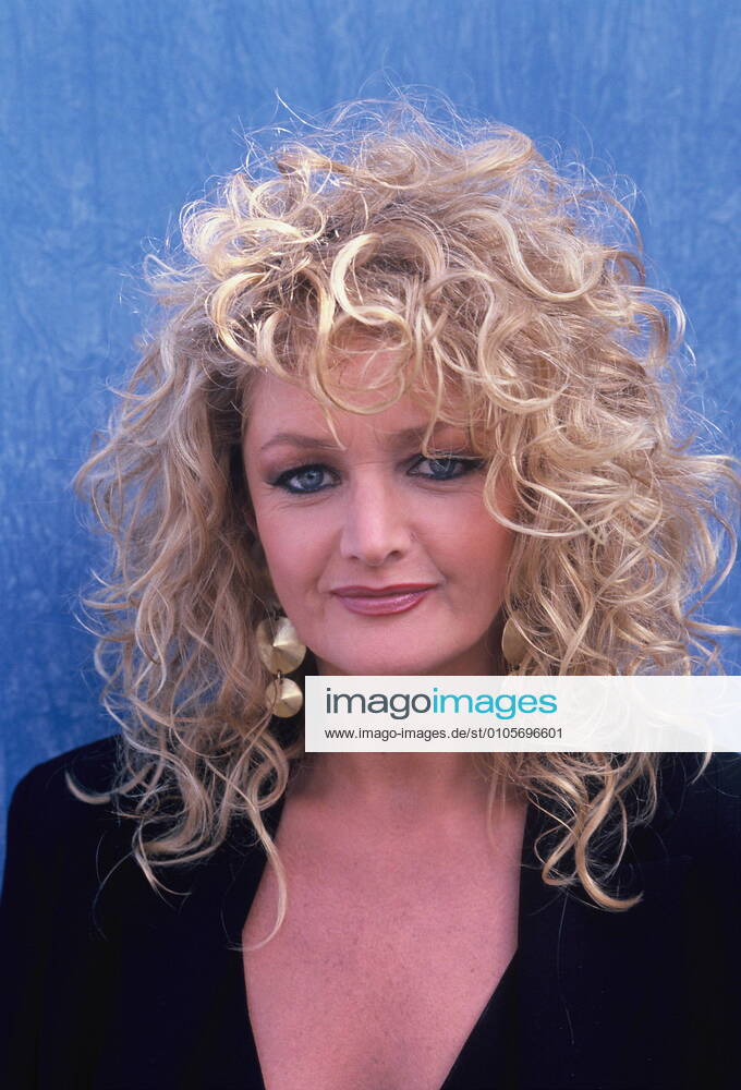 The singer Bonnie Tyler poses on 10 05 1992 in front of a neutral background