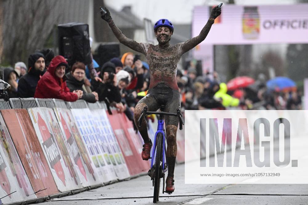UCI Cyclocross World Cup Dendermonde 2025 DENDERMONDE, BELGIUM - JANUARY 05 : Brand Lucinda (NED) of Baloise Glowi Lions celebrates during the 9th leg of the UCI Cyclocross World Cup series 2024-2025 in Dendermonde, Belgium, 05 01 2025 Dendermonde Belgium
