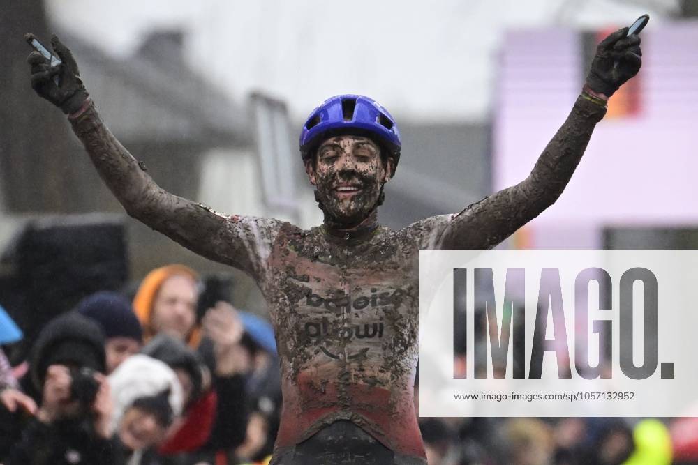 UCI Cyclocross World Cup Dendermonde 2025 DENDERMONDE, BELGIUM - JANUARY 05 : Brand Lucinda (NED) of Baloise Glowi Lions celebrates during the 9th leg of the UCI Cyclocross World Cup series 2024-2025 in Dendermonde, Belgium, 05 01 2025 Dendermonde Belgium