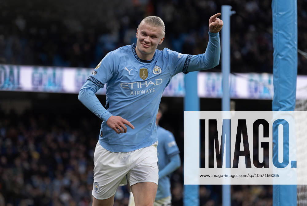 Manchester City FC v West Ham United FC - Premier League MANCHESTER, ENGLAND - JANUARY 4: Erling Haaland of Manchester City celebrates scoring the second goal during the Premier League match between Manchester City FC and West Ham United FC at Etihad Stadium on January 4, 2025 in Manchester, England. Erling Haaland Manchester Etihad Stadium England United Kingdom