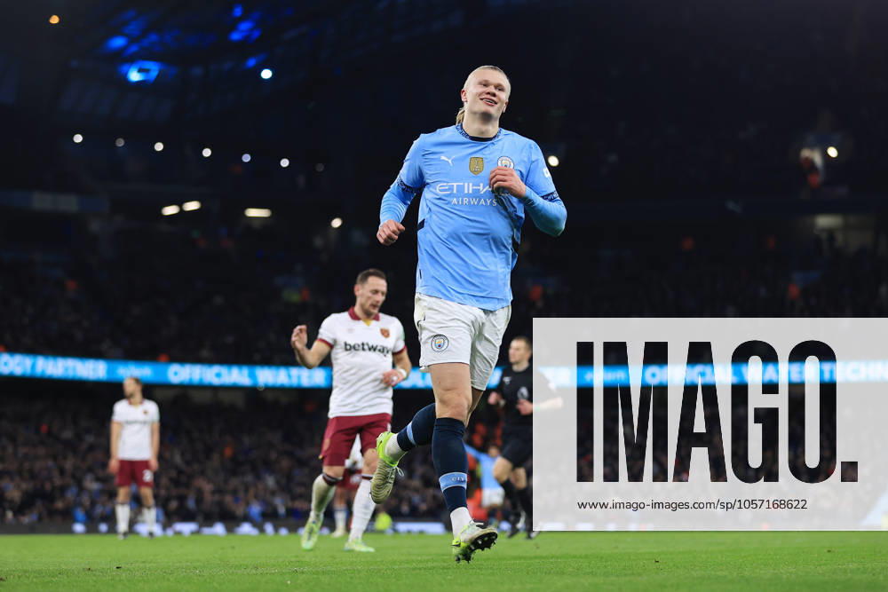 Fußball Premier League Manchester City v West Ham United 4. Januar 2025 Premier League Manchester City v West Ham United Erling Haaland von Manchester City lächelt, als er nach seinem 3. Tor jubelt Foto Simon Stacpoole Abseits Manchester UK
