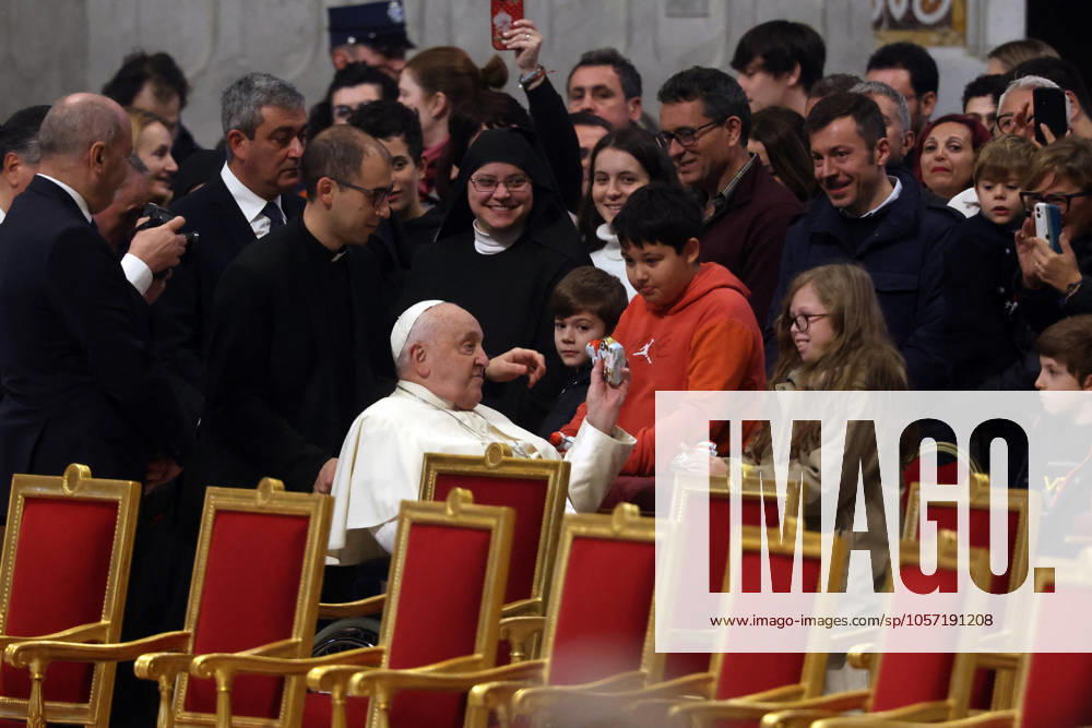 Pope Francis Bergoglio attends the celebration of the Epiphany of the Lord Holy Mass Rome, Italy 06.01.2025 : Pope Francis Bergoglio arrives at the basilica and gives chocolate to children before the celebration of the Epiphany of the Lord Holy Mass on Altar of the Confession, St. Peter’s Basilica Rome italy Italy