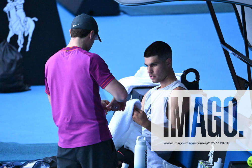 TENNIS AO CHARITY SINNER POPYRIN, Carlos Alcaraz of Spain has his finger taped during a training session at the Australian Open tennis tournament at Melbourne Park in Melbourne, Tuesday, January 7, 2025. ( NO ARCHIVING, , NO USE IN BOOKS WITHOUT CONSENT MELBOURNE VICTORIA AUSTRALIA