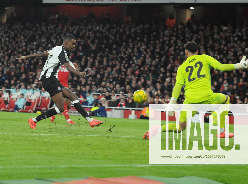Football - 2024 2025 EFL Carabao League Cup - Semi-Final - First Leg - Arsenal vs Newcastle United - Emirates Stadium - Tuesday 7th January 2025 Alexander Isak of Newcastle United scores his first half goal past goalkeeper, David Raya