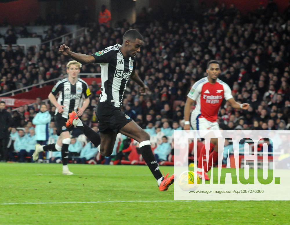 Football - 2024 2025 EFL Carabao League Cup - Semi-Final - First Leg - Arsenal vs Newcastle United - Emirates Stadium - Tuesday 7th January 2025 Alexander Isak of Newcastle United scores his first half goal past goalkeeper, David Raya