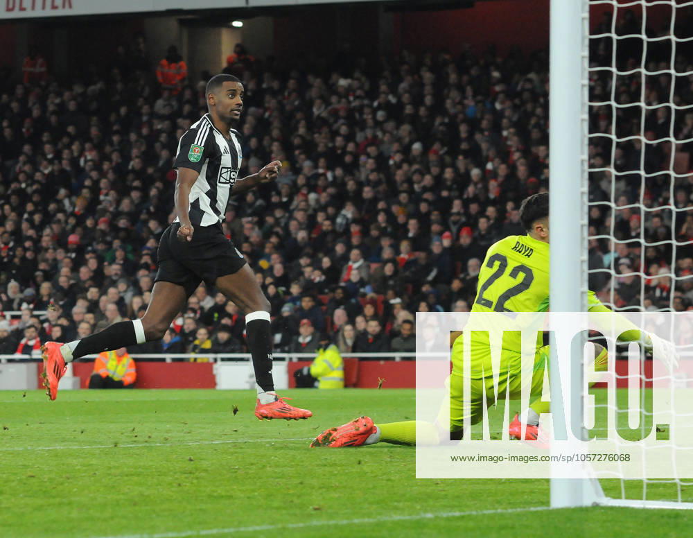 Football - 2024 2025 EFL Carabao League Cup - Semi-Final - First Leg - Arsenal vs Newcastle United - Emirates Stadium - Tuesday 7th January 2025 Alexander Isak of Newcastle United scores his first half goal past goalkeeper, David Raya