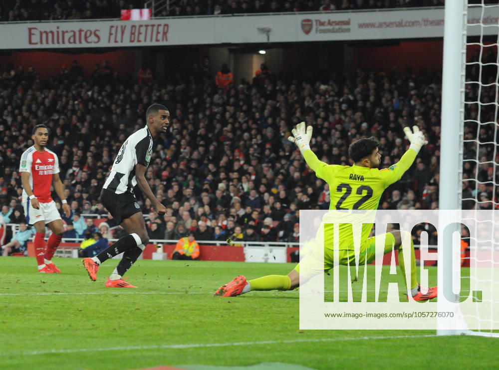 Football - 2024 2025 EFL Carabao League Cup - Semi-Final - First Leg - Arsenal vs Newcastle United - Emirates Stadium - Tuesday 7th January 2025 Alexander Isak of Newcastle United scores his first half goal past goalkeeper, David Raya