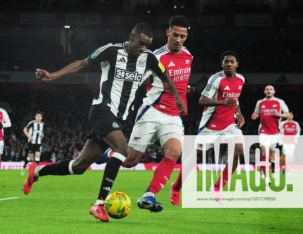 Football - 2024 2025 EFL Carabao League Cup - Semi-Final - First Leg - Arsenal vs Newcastle United - Emirates Stadium - Tuesday 7th January 2025 Alexander Isak of Newcastle United and William Saliba