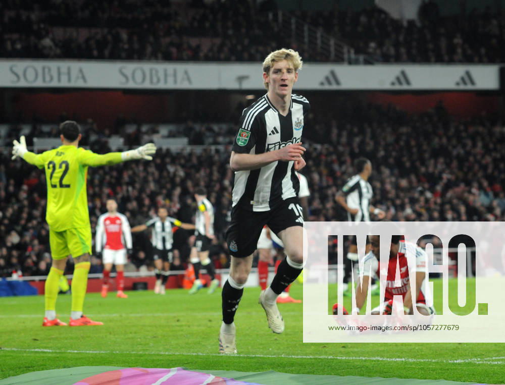 Football - 2024 2025 EFL Carabao League Cup - Semi-Final - First Leg - Arsenal vs Newcastle United - Emirates Stadium - Tuesday 7th January 2025 Anthony Gordon of Newcastle United celebrates scoring goal no 2