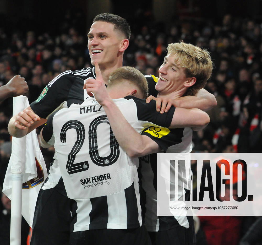 Football - 2024 2025 EFL Carabao League Cup - Semi-Final - First Leg - Arsenal vs Newcastle United - Emirates Stadium - Tuesday 7th January 2025 Anthony Gordon of Newcastle United celebrates scoring goal no 2