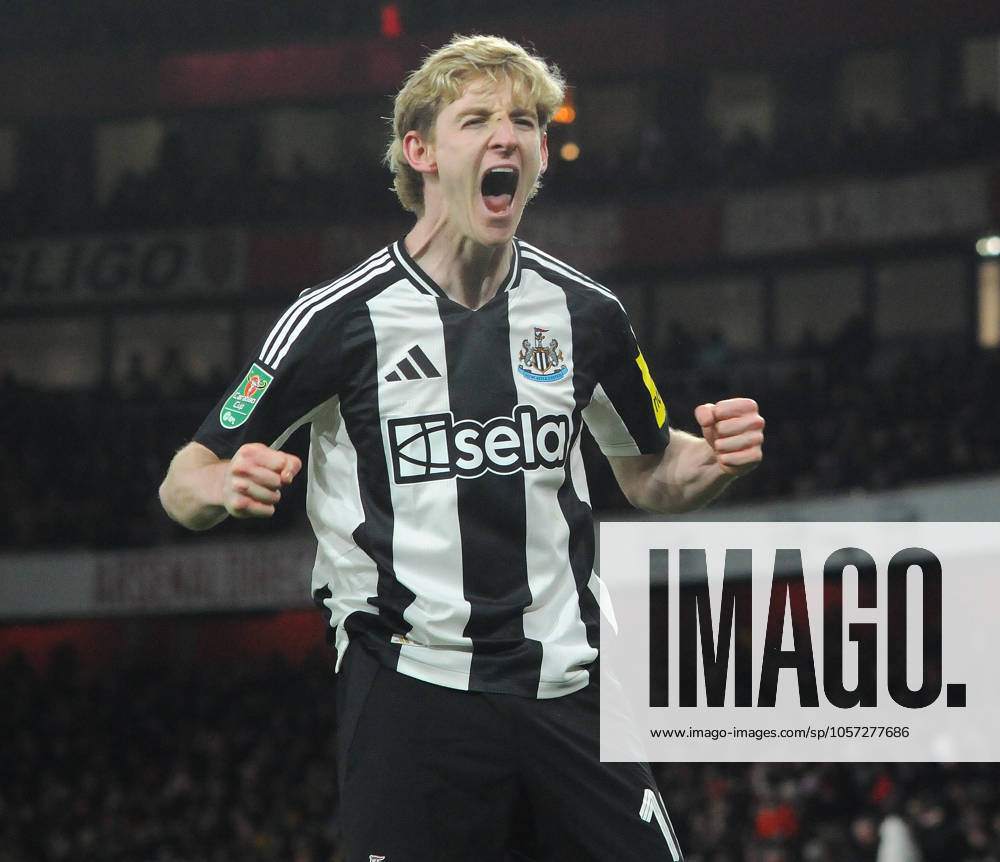 Football - 2024 2025 EFL Carabao League Cup - Semi-Final - First Leg - Arsenal vs Newcastle United - Emirates Stadium - Tuesday 7th January 2025 Anthony Gordon of Newcastle United celebrates scoring goal no 2