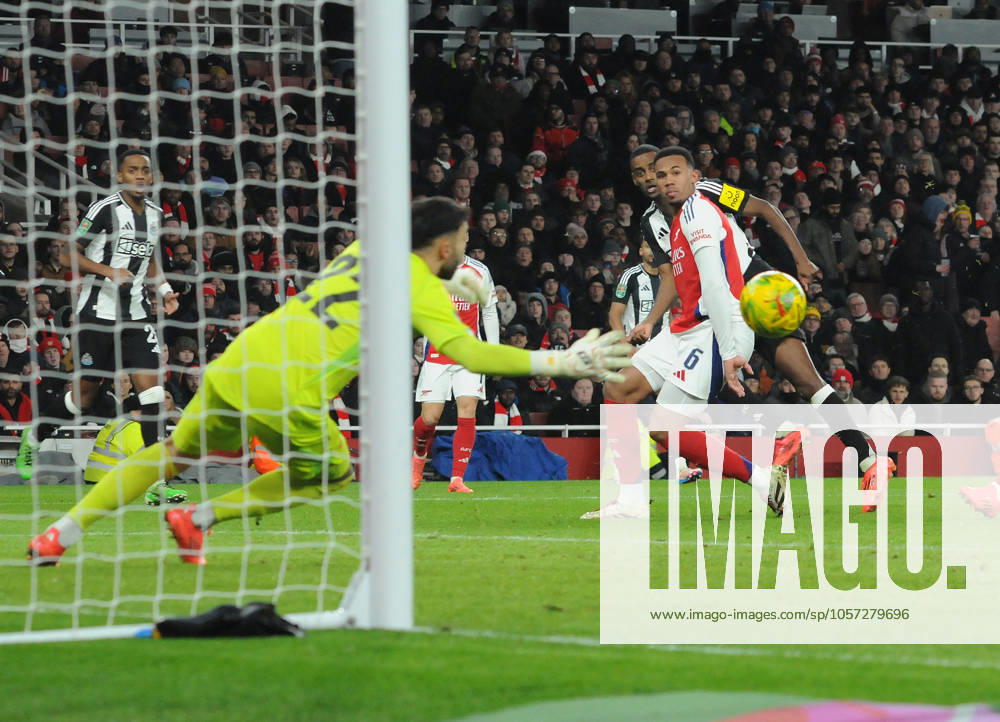 Football - 2024 2025 EFL Carabao League Cup - Semi-Final - First Leg - Arsenal vs Newcastle United - Emirates Stadium - Tuesday 7th January 2025 Alexander Isak of Newcastle United has his shot saved by David Raya, only for Anthony Gordon to score goal no 2 from the rebound