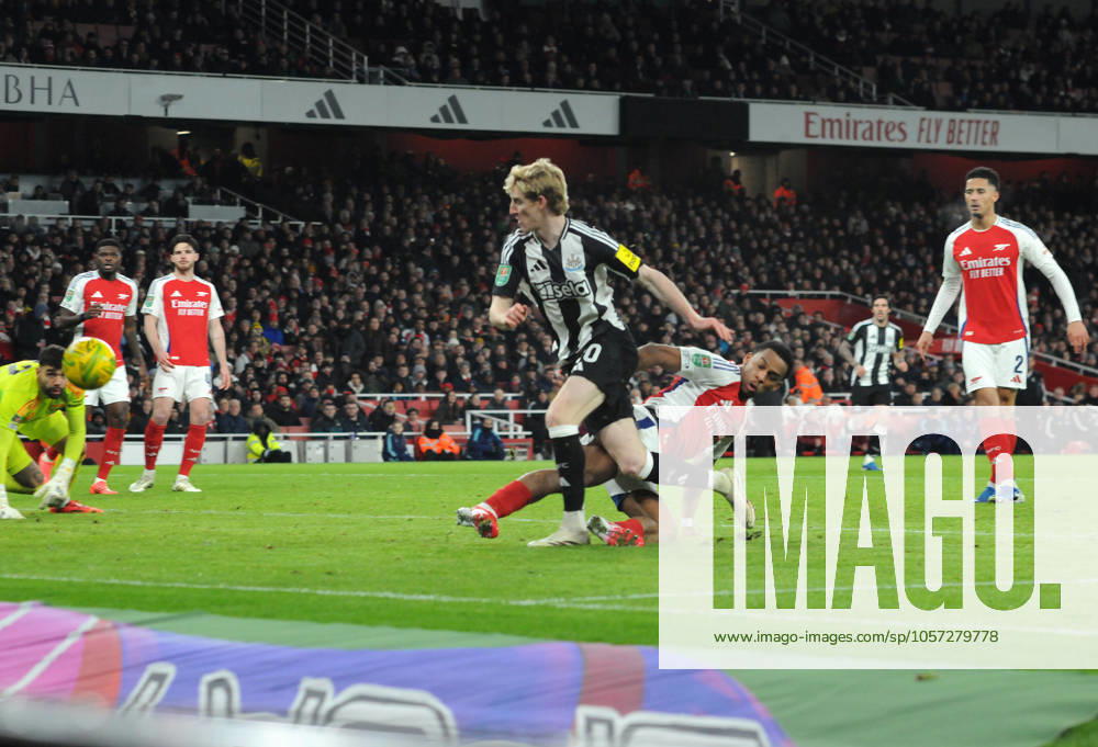 Football - 2024 2025 EFL Carabao League Cup - Semi-Final - First Leg - Arsenal vs Newcastle United - Emirates Stadium - Tuesday 7th January 2025 Anthony Gordon of Newcastle United scoring goal no 2