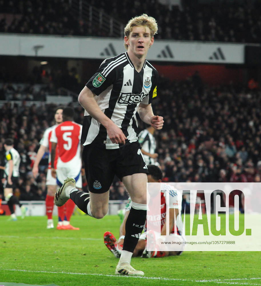 Football - 2024 2025 EFL Carabao League Cup - Semi-Final - First Leg - Arsenal vs Newcastle United - Emirates Stadium - Tuesday 7th January 2025 Anthony Gordon of Newcastle United celebrates scoring goal no 2