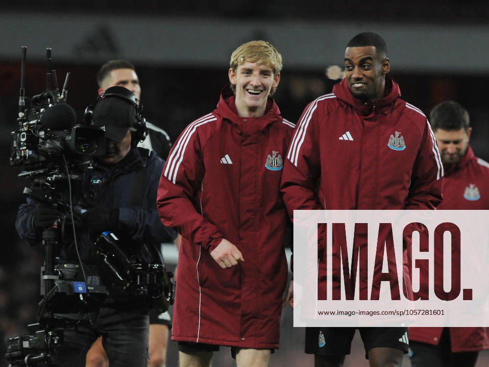 Football - 2024 2025 EFL Carabao League Cup - Semi-Final - First Leg - Arsenal vs Newcastle United - Emirates Stadium - Tuesday 7th January 2025 Goal scorers Anthony Gordon and Alexander Isak of Newcastle United celebrate after the match