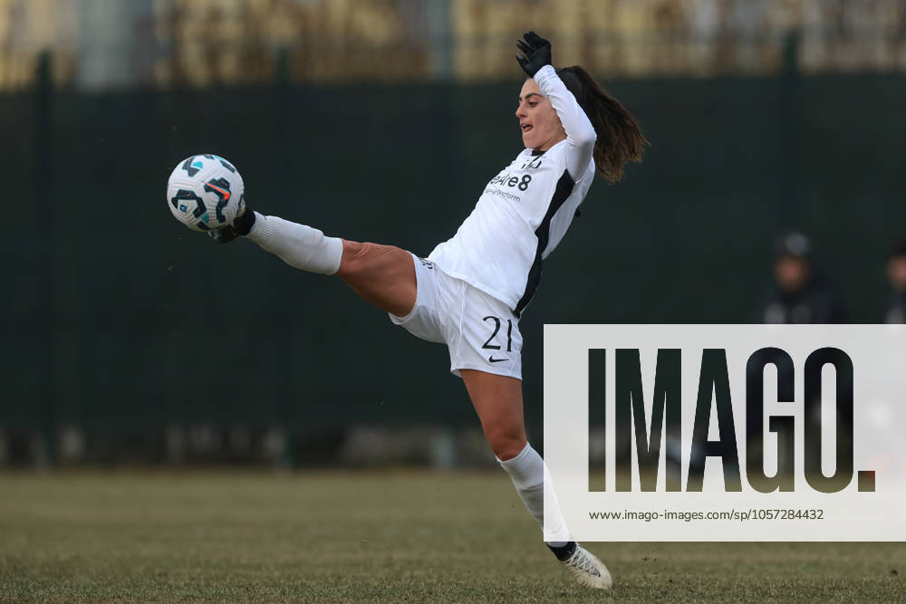 Cislago, Italy, 4th January 2025. Miriam Picchi of FC Como Women stretches for the ball during the Friendly match at Village, Cislago. Picture credit should read: Jonathan Moscrop Sportimage . SPI_145_JM_COMO_MARSEILLE_FEMM SPI-3569-0143