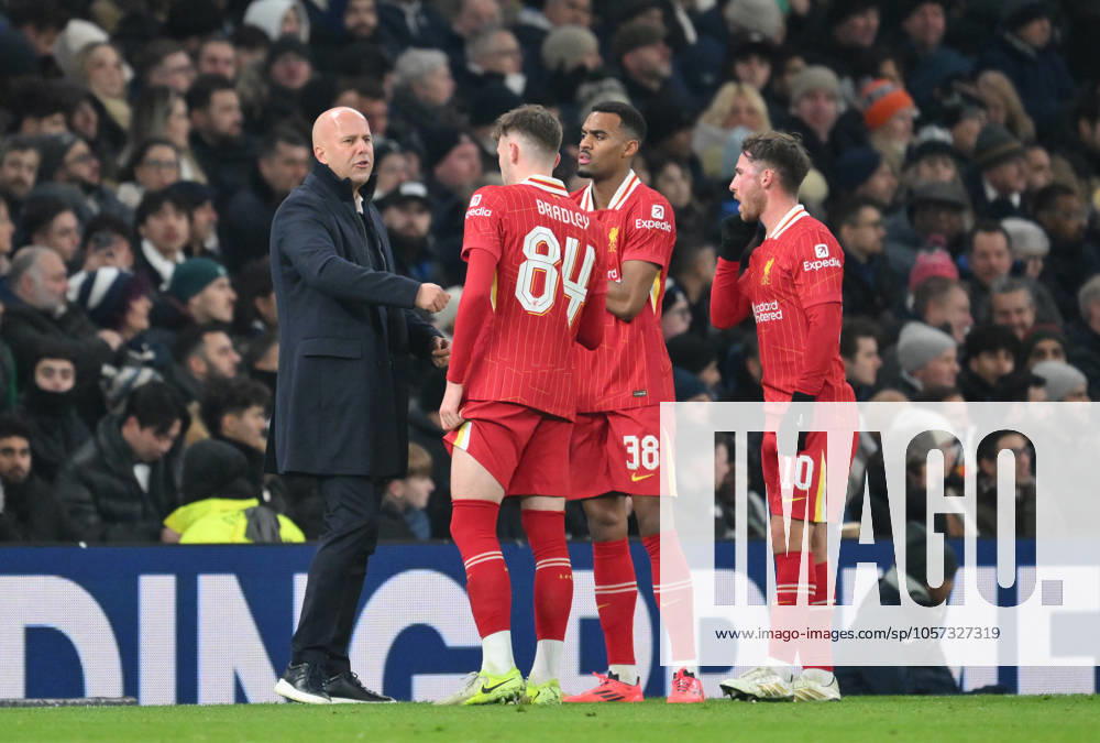 Football - 2024 2025 EFL Carabao League Cup - Semi-Final - First Leg - Tottenham Hotspur vs Liverpool - Tottenham Hotspur - Wednesday 8th January 2025. Liverpool s head coach Arne Slot speaks with Liverpool s Conor Bradley (left), Ryan Gravenberch and Alexis Mac Allister (r). COLORSPORT Ashley Western