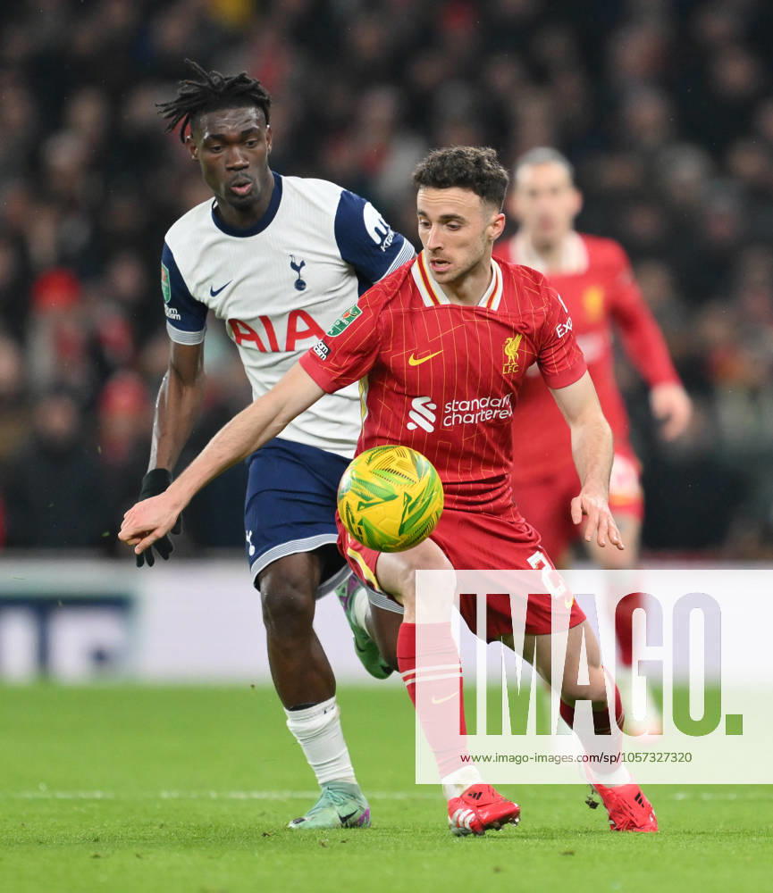 Football - 2024 2025 EFL Carabao League Cup - Semi-Final - First Leg - Tottenham Hotspur vs Liverpool - Tottenham Hotspur - Wednesday 8th January 2025. Liverpool s Diogo Jota holds off the challenge from Tottenham Hotspur s Yves Bissouma. COLORSPORT Ashley Western